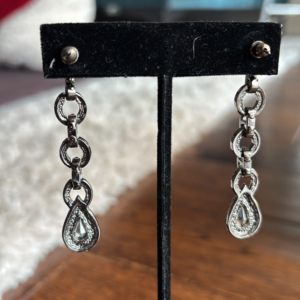 2 Pair of Elegant Drop Earrings - Picture 10 of 11